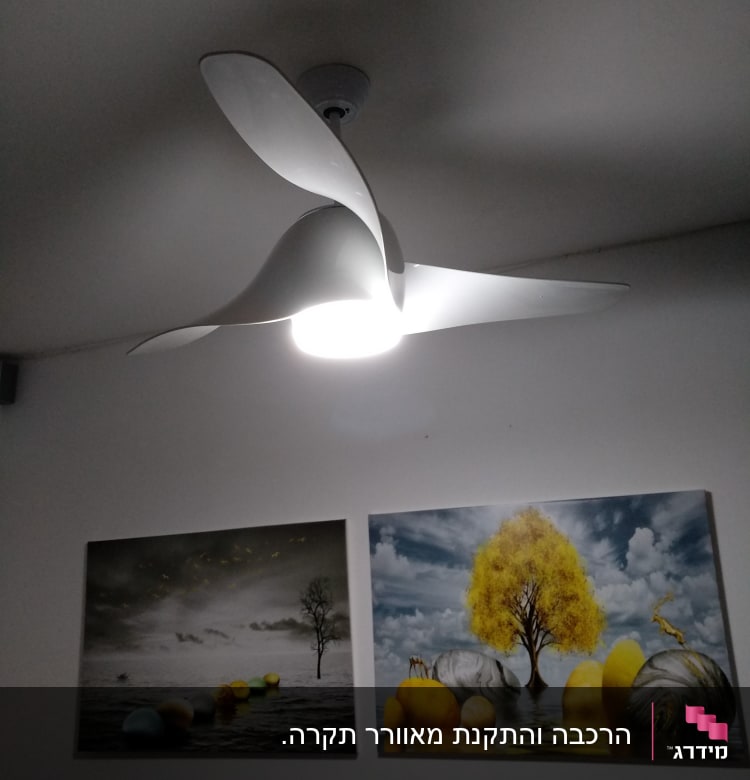 מאוורר תקרה עם תאורה דולקת